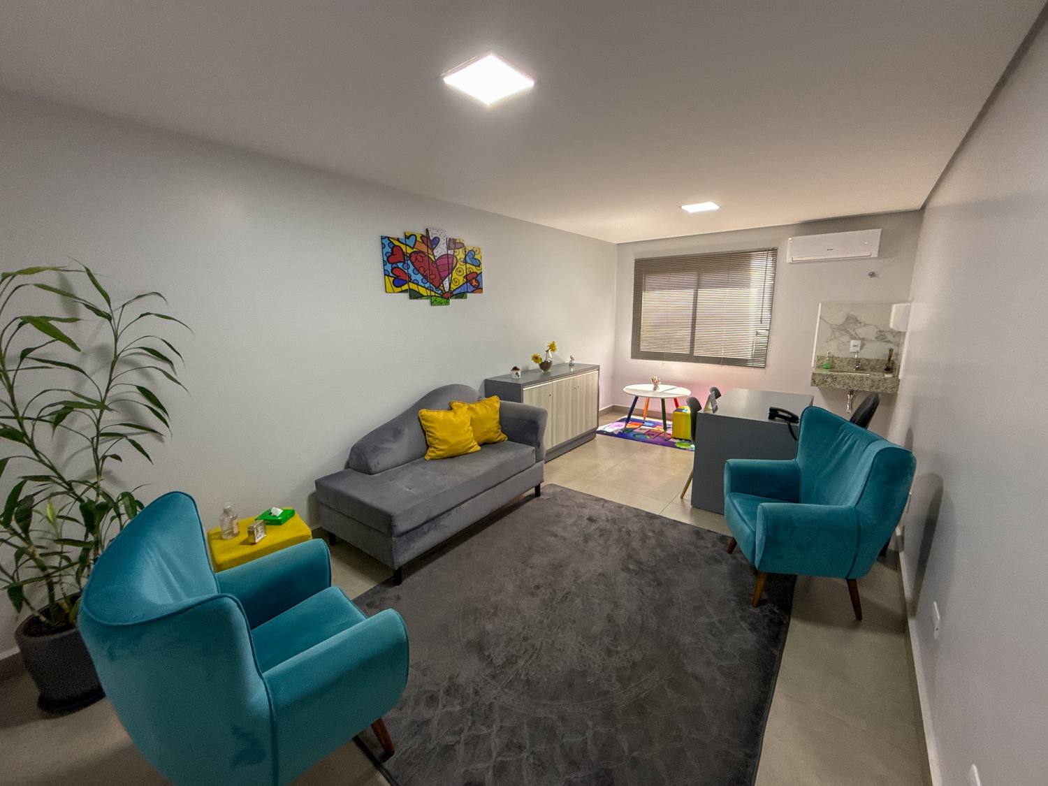 Sala de atendimento com poltronas confortáveis, preparada para consultas individuais